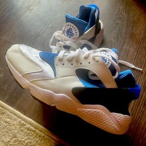 Like new Nike air Huarache. Size 8.5 men’s